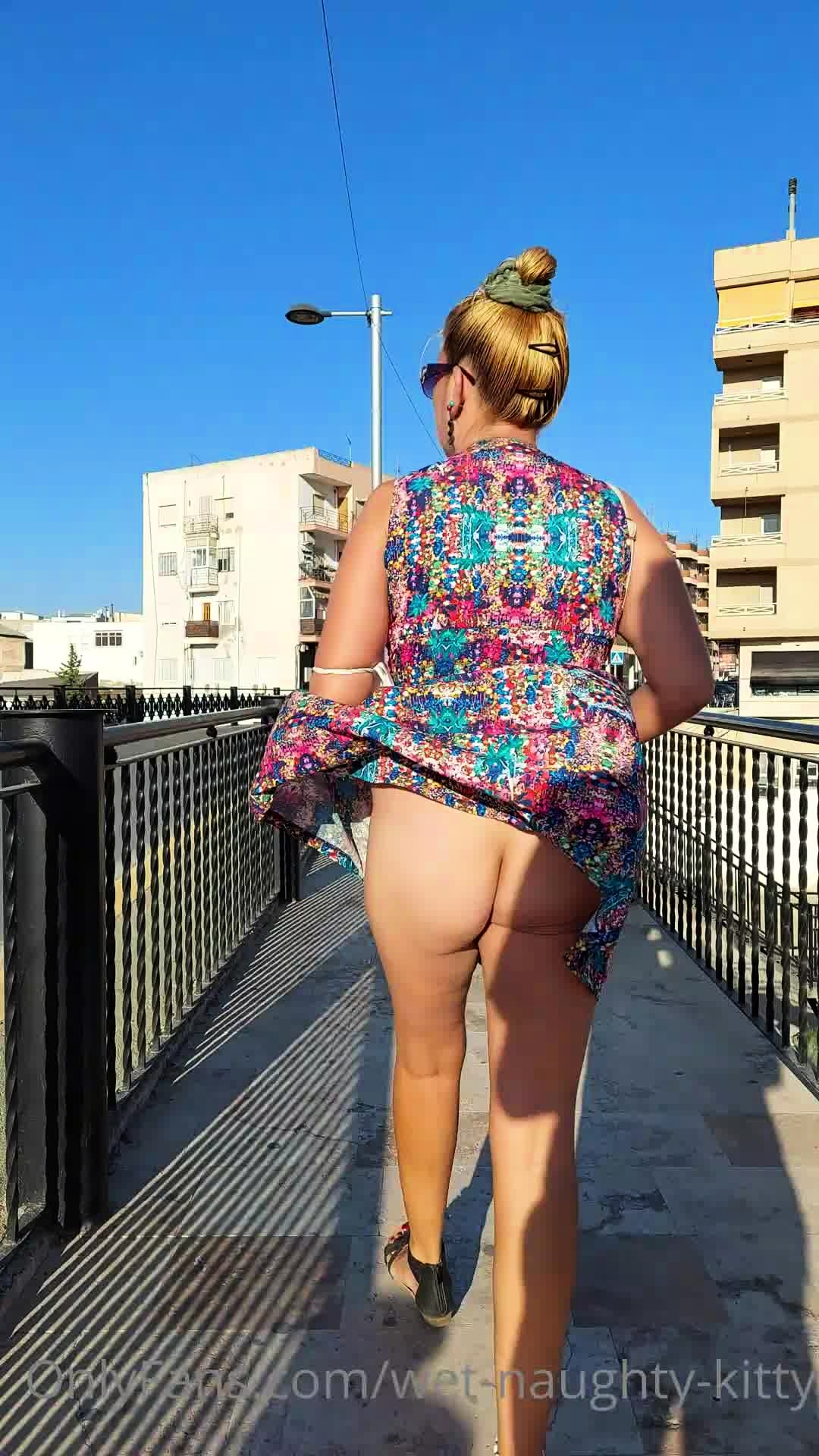 Street Voyeur Follows A Pantyless Milf With A Fabulous Ass Video at Porn Lib Foto bild